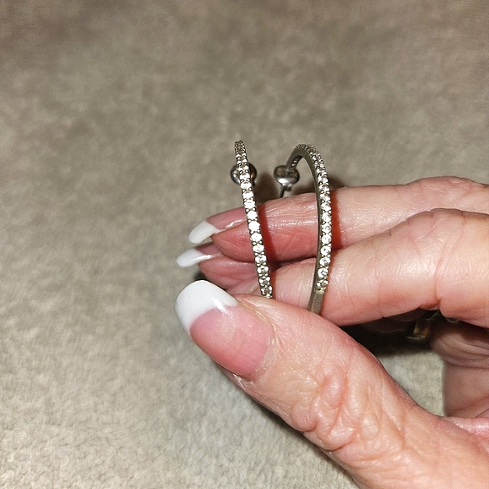 925 WHITE GOLD AND GENUINE DIAMOND BEZEL SET LOOPS. STUD BACK. 📸